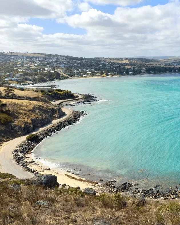 If you’re planning an Aussie road trip and you haven’t got the Fleurieu on your radar yet… consider this your sign 👀Just an hour south of Adelaide, this coastal pocket of South Australia is the ultimate road trip combo: world-class wine country, jaw-dropping beaches, cute seaside towns, and hikes that’ll leave your legs (and camera roll) buzzing.Head on over to our blog to read all about it!!
